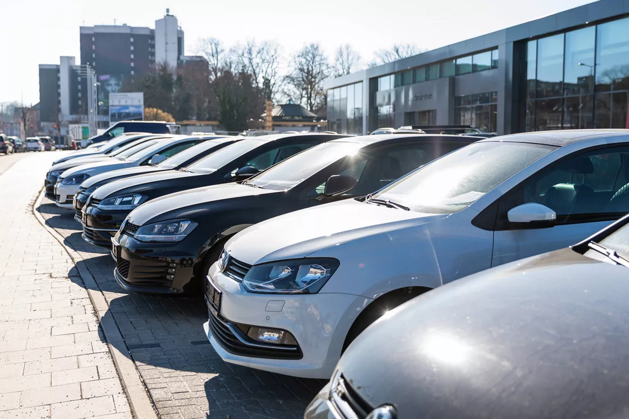 Fila de coches Volkswagen aparcados en batería en un concesionario
