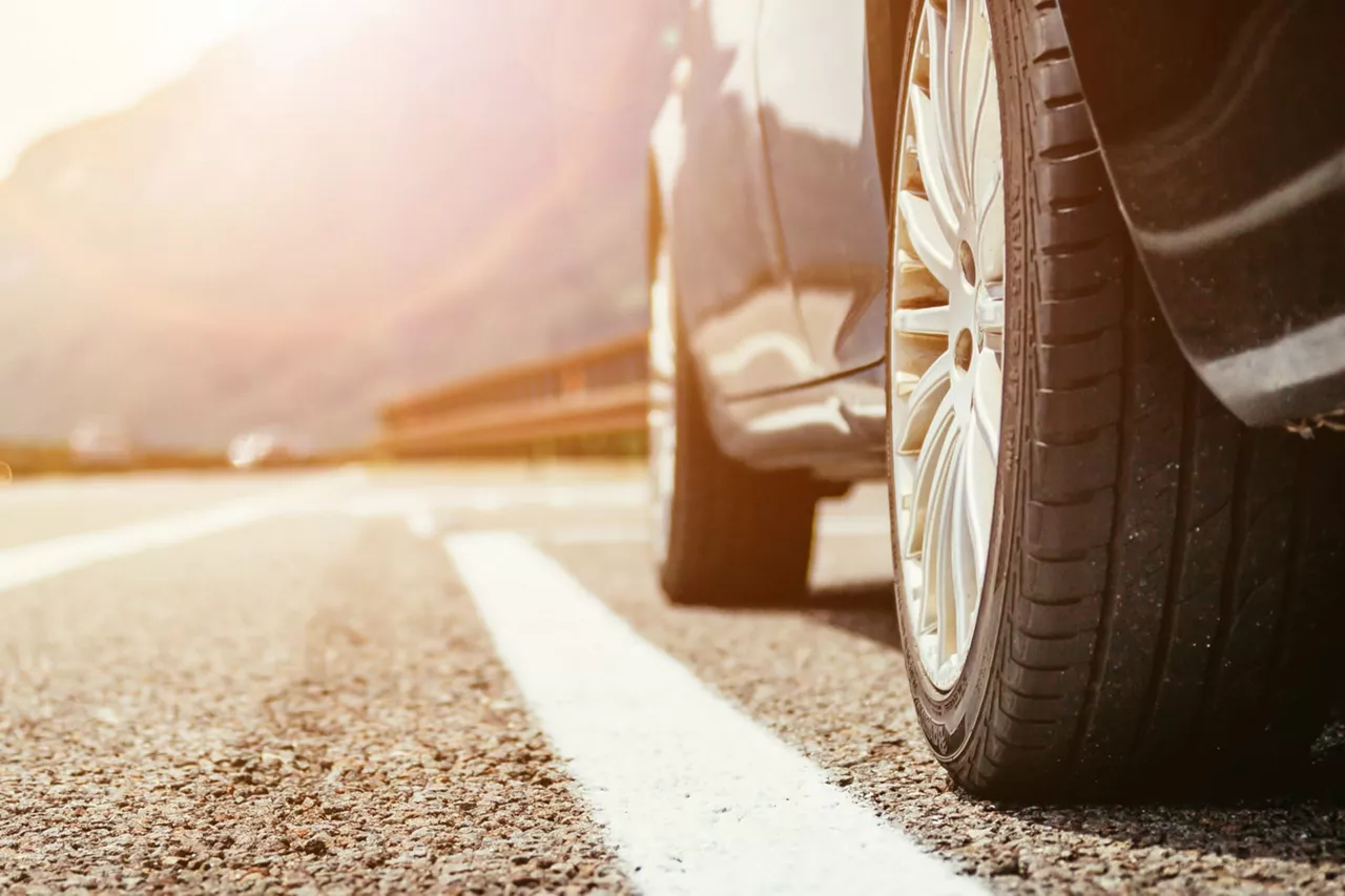 Detalle de las ruedas de un vehículo de sustitución del Grupo Volkswagen en la carretera. 