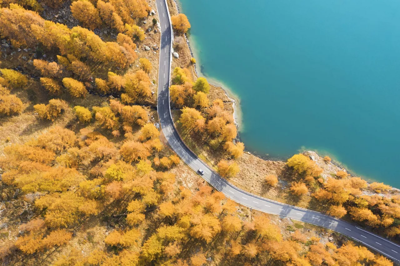 Vista aérea de una carretera en la montaña y cerca del mar