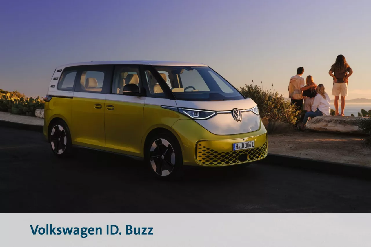 Volkswagen ID. Buzz bicolor junto a un grupo de amigos mirando la puesta de sol